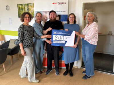 Lisa Badum und Sven Goller übergeben 800 Euro aus der Aktion "Badum bedient" an Freya Zechmair (pro familia Bamberg), Martina Moreth (donum vitae Bamberg) und Iris Jacob, Landratsamt Bamberg